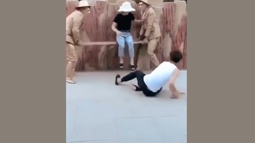 Clip hài: Tượng bất ngờ troll người đi đường và 