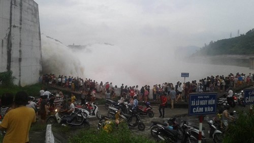 Thủy điện Hòa Bình 9 năm mới xả lũ: Dân bất chấp nguy hiểm đến xem