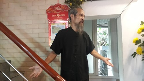 Chu Hùng rơi nước mắt khi nói về việc sống cảnh 'không điện nước'