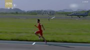 Chàng trai thi chạy 50 m với máy bay chiến đấu