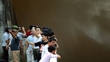 Bất chấp nguy hiểm, dân đổ xô đi xem nước 