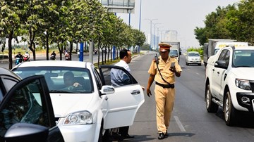 Xử phạt xe không mang theo giấy tờ gốc và nỗi khổ của người dân