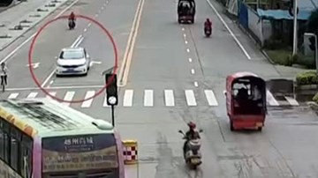 Bé trai 6 tuổi lái ô tô giữa đường đông
