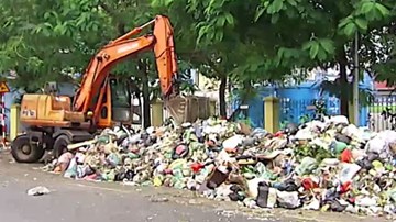 Không được thu gom, rác tràn ngập đường Hà Nội