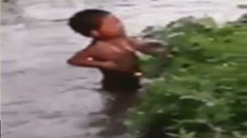 Clip mẹ dìm con xuống bùn ở Trung Quốc gây phẫn nộ cộng đồng mạng