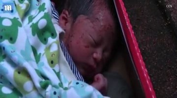 Bé gái sơ sinh còn nguyên dây rốn bị nhét vào hộp giầy vứt bên lề đường