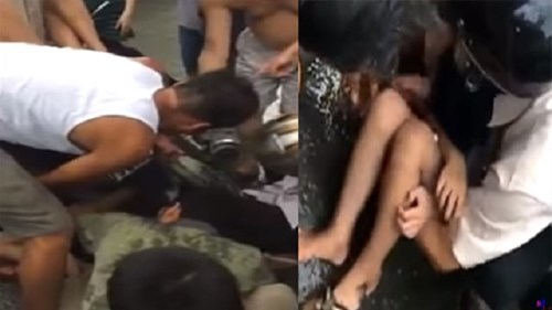 Clip: Bé trai bị áo mưa cuốn chặt vào xe máy