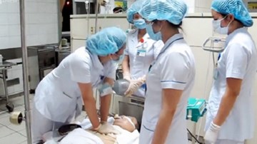 Tai biến chạy thận ở Hòa Bình: Khởi tố 3 bị can, cách chức giám đốc BV