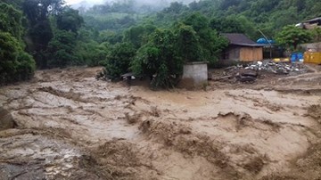 Lũ kinh hoàng cuốn phăng 11 ngôi nhà ở Nghệ An