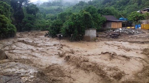 Lũ kinh hoàng cuốn phăng 11 ngôi nhà ở Nghệ An