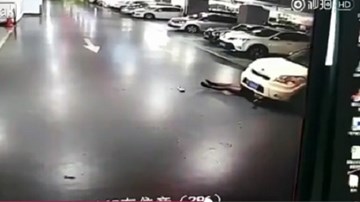 Người phụ nữ bị cửa ôtô gạt ngã, cuốn vào gầm xe