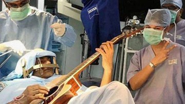 Nằm chơi Guitar trong lúc đang được phẫu thuật não