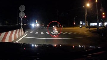 Vượt đèn đỏ với tốc độ cực cao, xe máy đâm 2 người trước khi bốc cháy