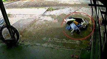 Người lớn bất cẩn để trẻ vặn ga xe vọt đi cực nguy hiểm