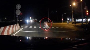 Vượt đèn đỏ với tốc độ nhanh, xe máy gây tai nạn