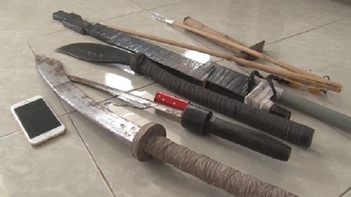 Bắt nhóm đối tượng dùng roi điện cướp điện thoại