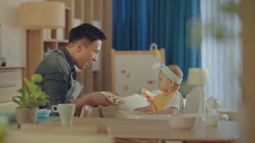 Ông bố đảm đang và những tuyệt chiêu chăm em bé khiến chị em ganh tị