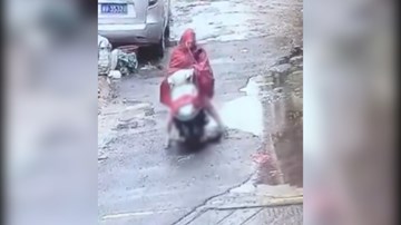 Lái xe cán qua người bé trai rồi thản nhiên bỏ đi gây phẫn nộ