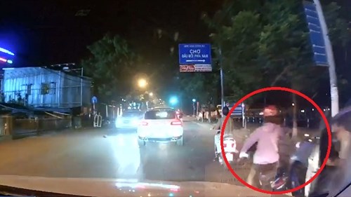 Tài xế mở cửa bất cẩn, cô gái đi xe máy ngã văng trước đầu ô tô