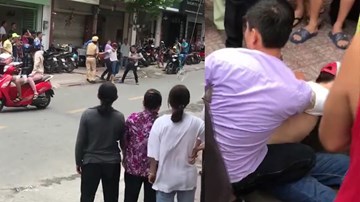 Cảnh sát giao thông và hình sự phối hợp bắt 2 nghi can cướp của ông Tây