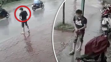 Thanh niên tè bậy bị xe chạy qua hắt ngược lên người