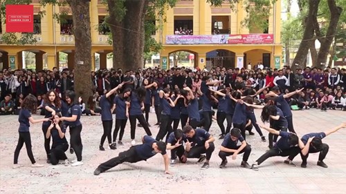 Màn dân vũ cực vui nhộn của học sinh cuối cấp gây sốt