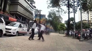 Tài xế và điều hành taxi “đấu võ” kịch liệt giữa phố Sài Gòn