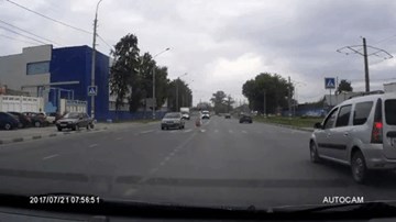 Cô gái sang đường bị chiếc mô tô không người lái đâm trúng, ngã sấp mặt