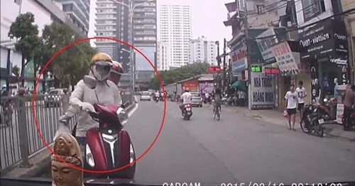 Đi ngược chiều bị tài xế ô tô nhắc nhở, cô gái đáp trả 'đâm chết thì thôi'