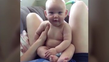 Bé 3 tháng tuổi nói “I love you” khiến mẹ kinh ngạc