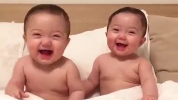 Cặp song sinh cười đùa siêu dễ thương trước khi ngủ