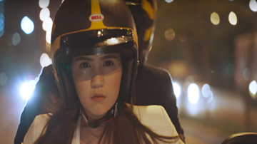 Ngọc Trinh chở bạn trai bỏ trốn, một mình chống lại cả băng đảng