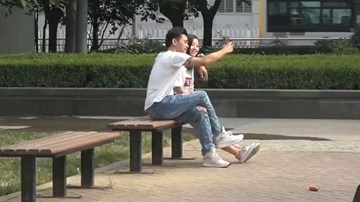 Chàng trai thử lòng bạn gái và màn cầu hôn vô cùng độc đáo