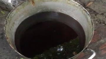 Hãi hùng hơn 1 tấn mỡ bẩn lẫn côn trùng đựng trong thùng phuy đục ngầu