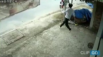 Thanh niên chân trần bất lực đuổi theo kẻ trộm xe máy