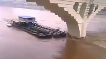 Sà lan tan nát sau khi đâm trúng trụ cầu trên sông