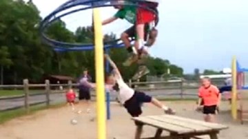 Clip hài:  'Sao quả tạ' rớt trúng đầu