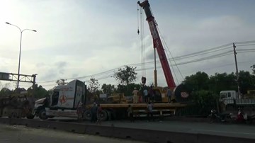 Xe container húc văng dải phân cách, quốc lộ tắc hàng giờ