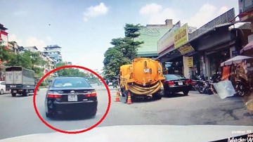 Tài xế Camry lùi xe khó hiểu, va móp đầu Mercedes rồi bỏ chạy