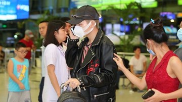 Đức Phúc che kín mặt tại sân bay, nhất quyết không để lộ nhan sắc