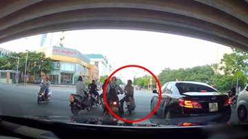 Người đàn ông khiến cả phố tức giận vì hành động ngông nghênh của mình