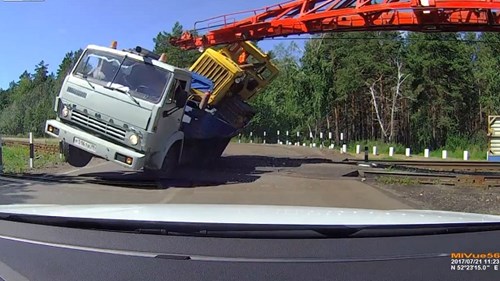Nôn nóng vượt đường ray, xe tải lật nhào thảm khốc