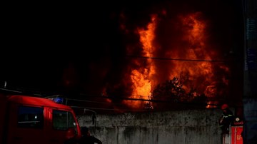 Xưởng cao su ở SG cháy dữ dội, nhiều người lao ra từ biển lửa