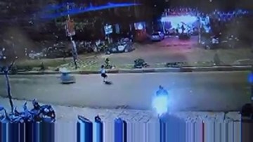 Cô gái qua đường bị xe máy tông văng hơn 10 mét