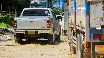 Đường đẹp Việt Nam ngập ổ voi, ổ gà