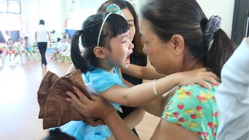 Ngày đầu tiên đi học, nhiều bé lớp 1 mếu máo đòi về