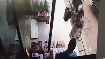 Shipper đến muộn 5 phút, một phụ nữ nổi giận cầm ô đánh liên tiếp vào mặt