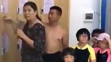 Nhẫn tâm nhốt con nhỏ trong tủ đồ, cha mẹ vô tư đi bơi