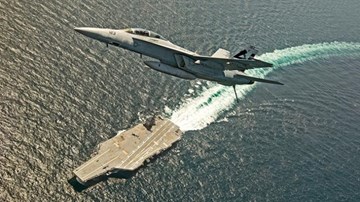 Chiến đấu cơ Mỹ lần đầu cất cánh từ tàu USS Gerald R. Ford