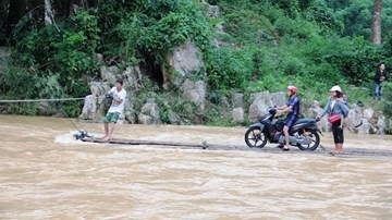 Rùng mình cảnh phụ nữ, trẻ em vượt sông Luồng bằng bè mảng